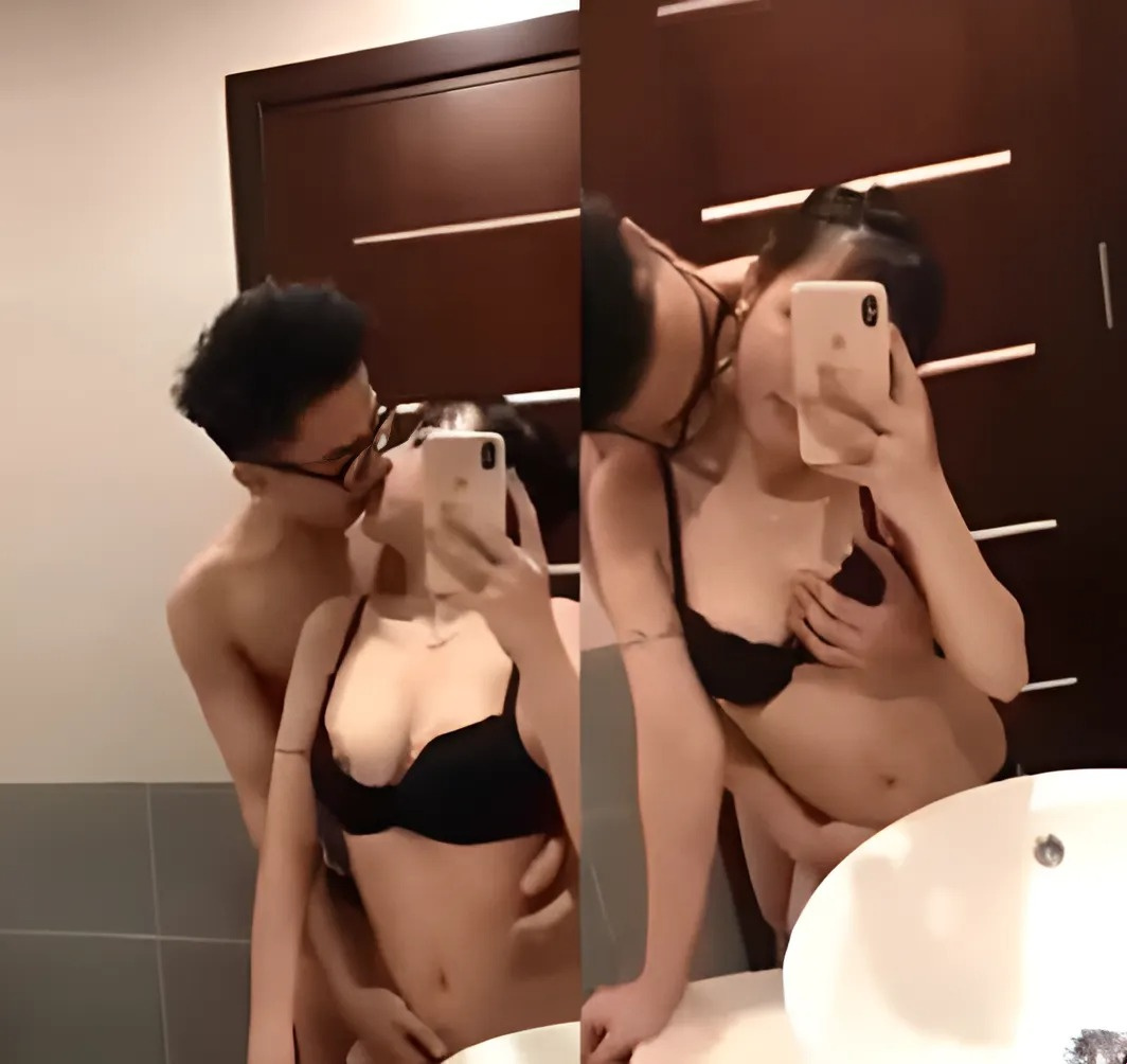 Gadis jorok itu suka bercinta di depan cermin