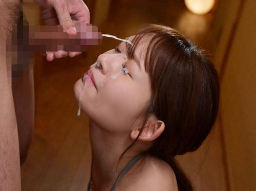 Menyemprotkan sperma ke wajah istrinya saat bosnya tidak ada di rumah