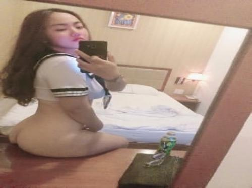 Siswa perempuan yang sangat gemuk, berlatih menjadi orang dewasa