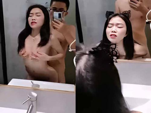 Sugar baby sedang mencuci wajahnya saat dia bercinta
